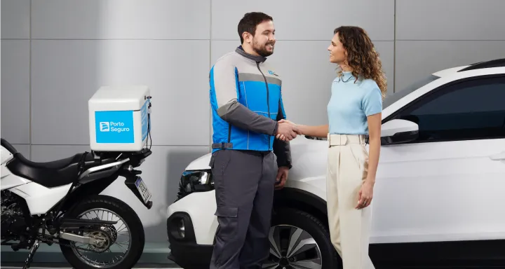 Pessoa usando celular com segurança